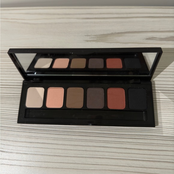 Jouer Essential Jet-Set Matte Eyeshadow Pallette - Picture 2 of 2